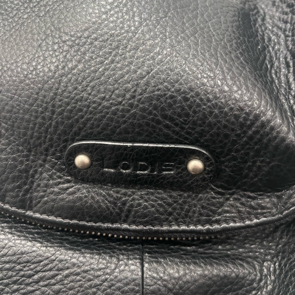 Elegant Black Leather Shoulder Bag - Picture 2 of 5
